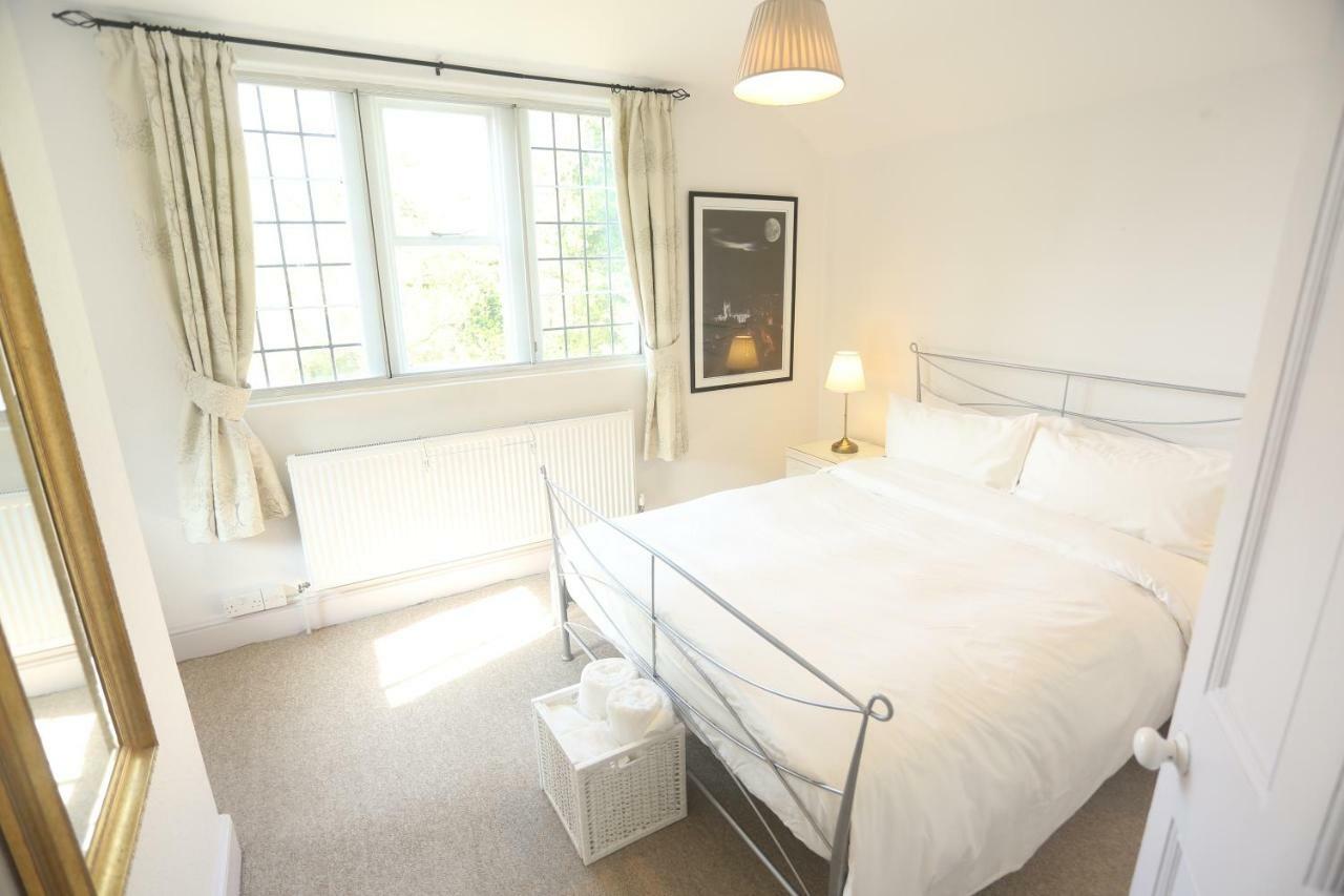 Entire Victorian Lodge In A Privately Gated Estate With Secure Parking For Two Cars And A Newly Refurbished Bathroom エクステリア 写真