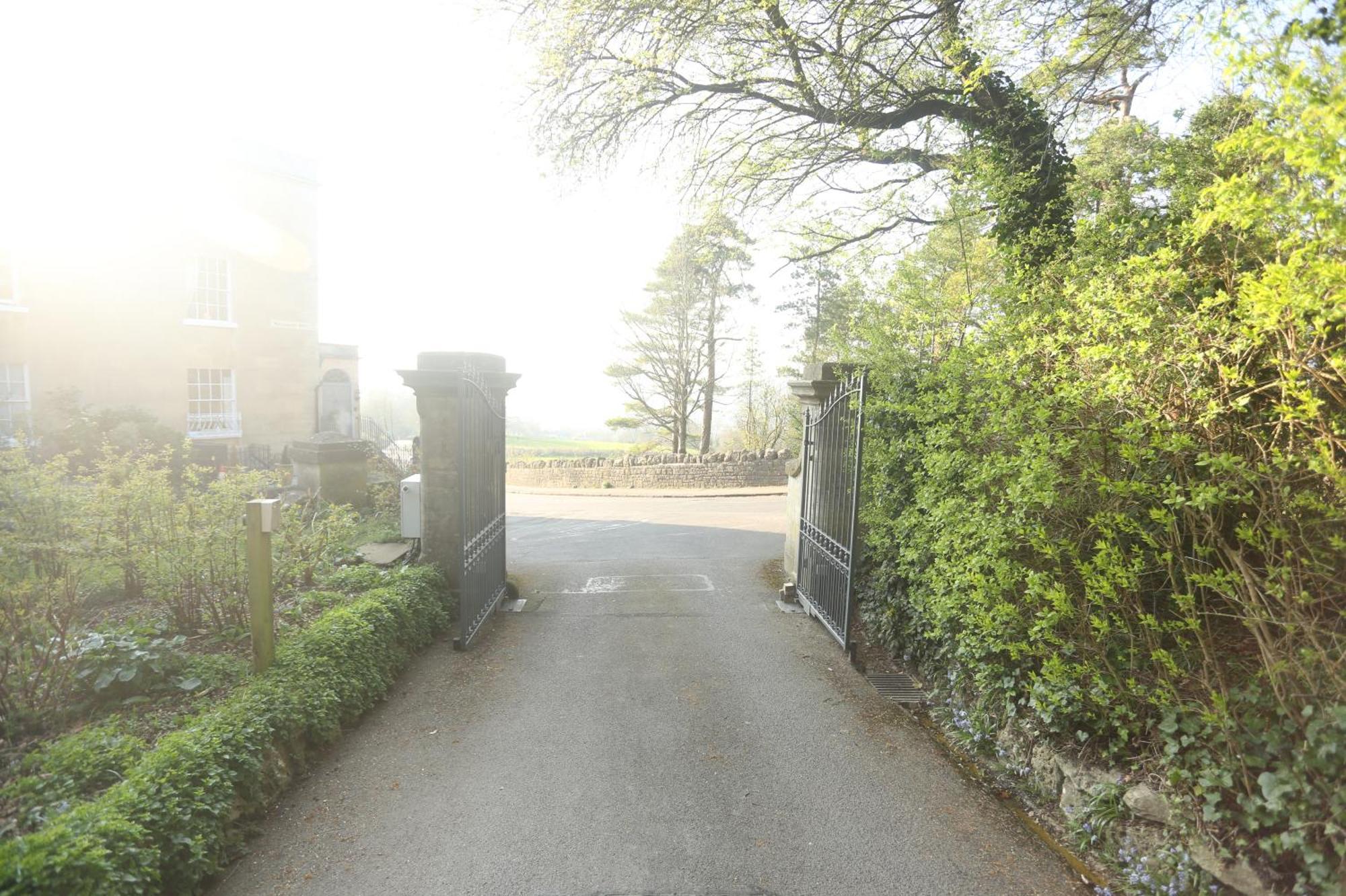 Entire Victorian Lodge In A Privately Gated Estate With Secure Parking For Two Cars And A Newly Refurbished Bathroom エクステリア 写真
